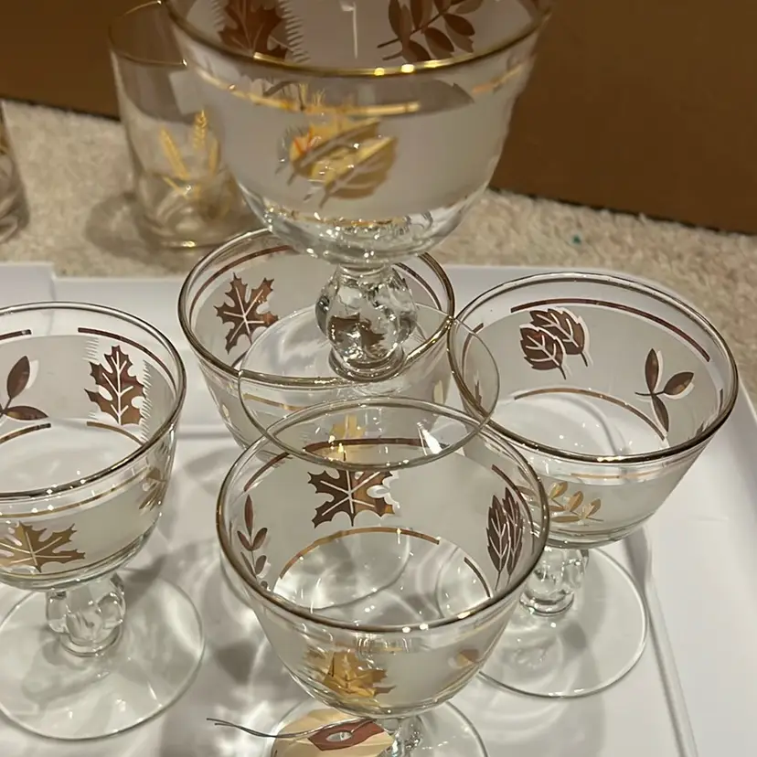 1950’s Vintage Libbey Cordial Glasses with Gold Leaves! Mid-Century Modern. Great details Set Of 4,  With A Back Up In Case One Breaks Total Of Five