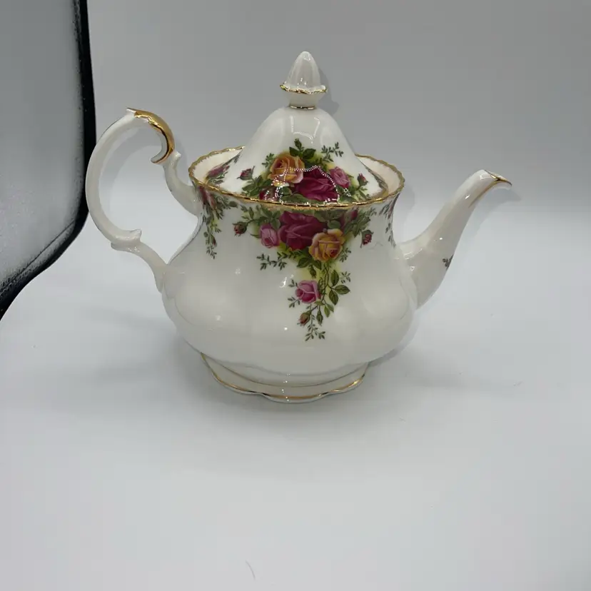 Royal Albert Old Country Roses Tea Pot With Lid 1962 Gold Trim 7.5"