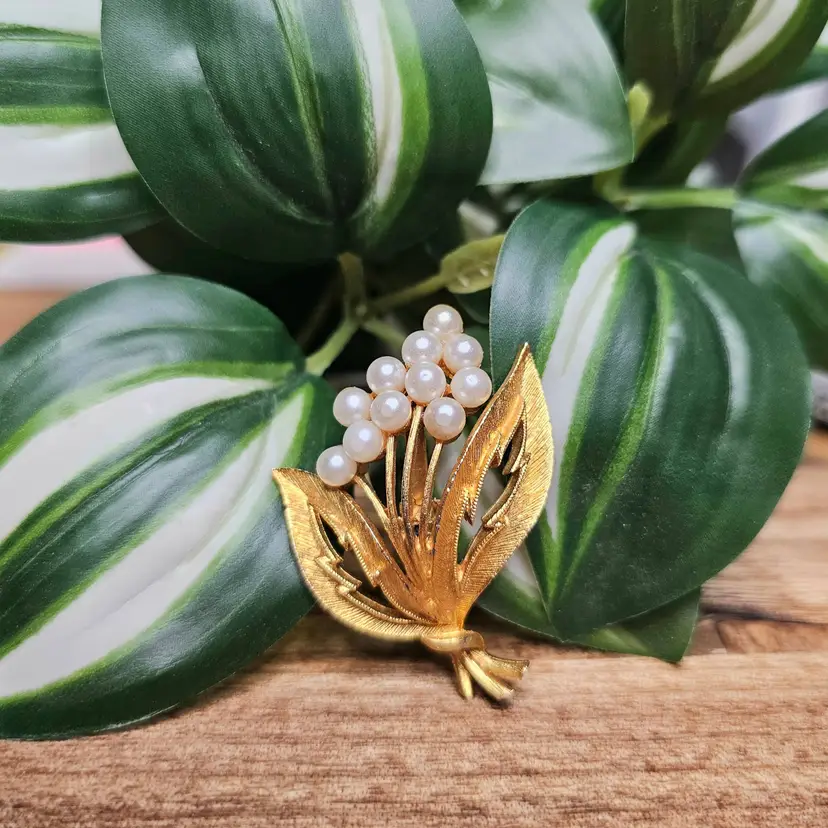 Vintage JJ Jonette Brushed Gold Tone Faux Pearls Floral Bouquet Brooch Pin