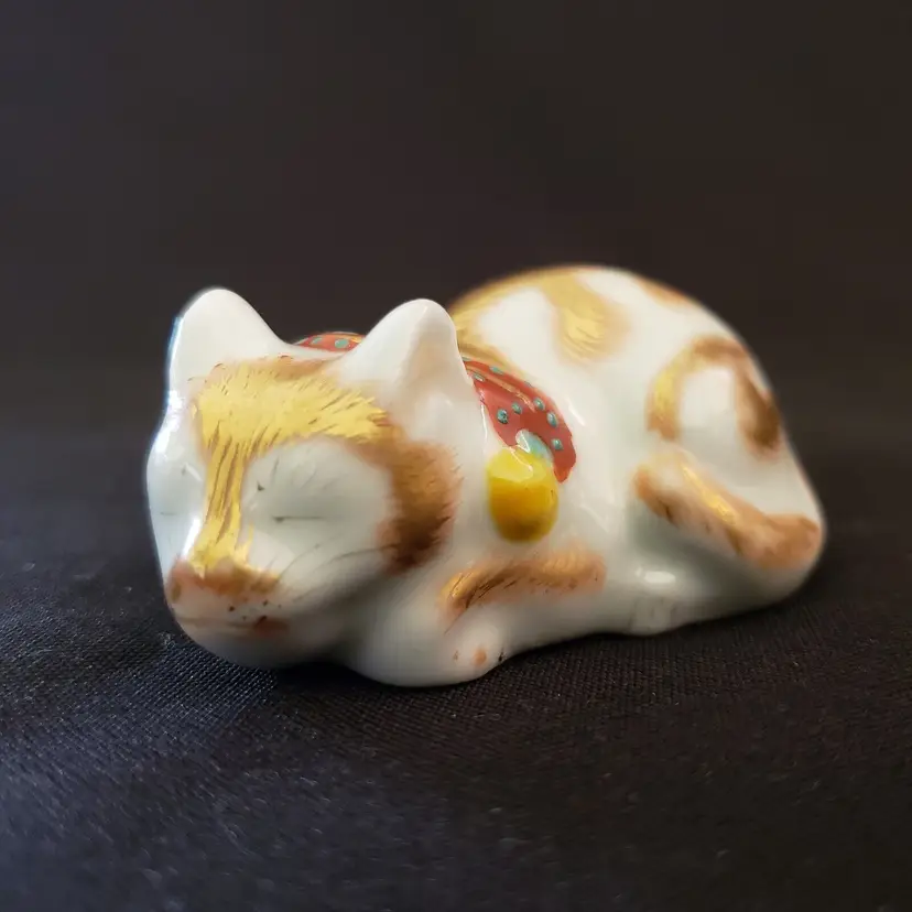 Japanese Kutani Porcelain Handpainted Sleeping Cat White Gold Figurine Vintage