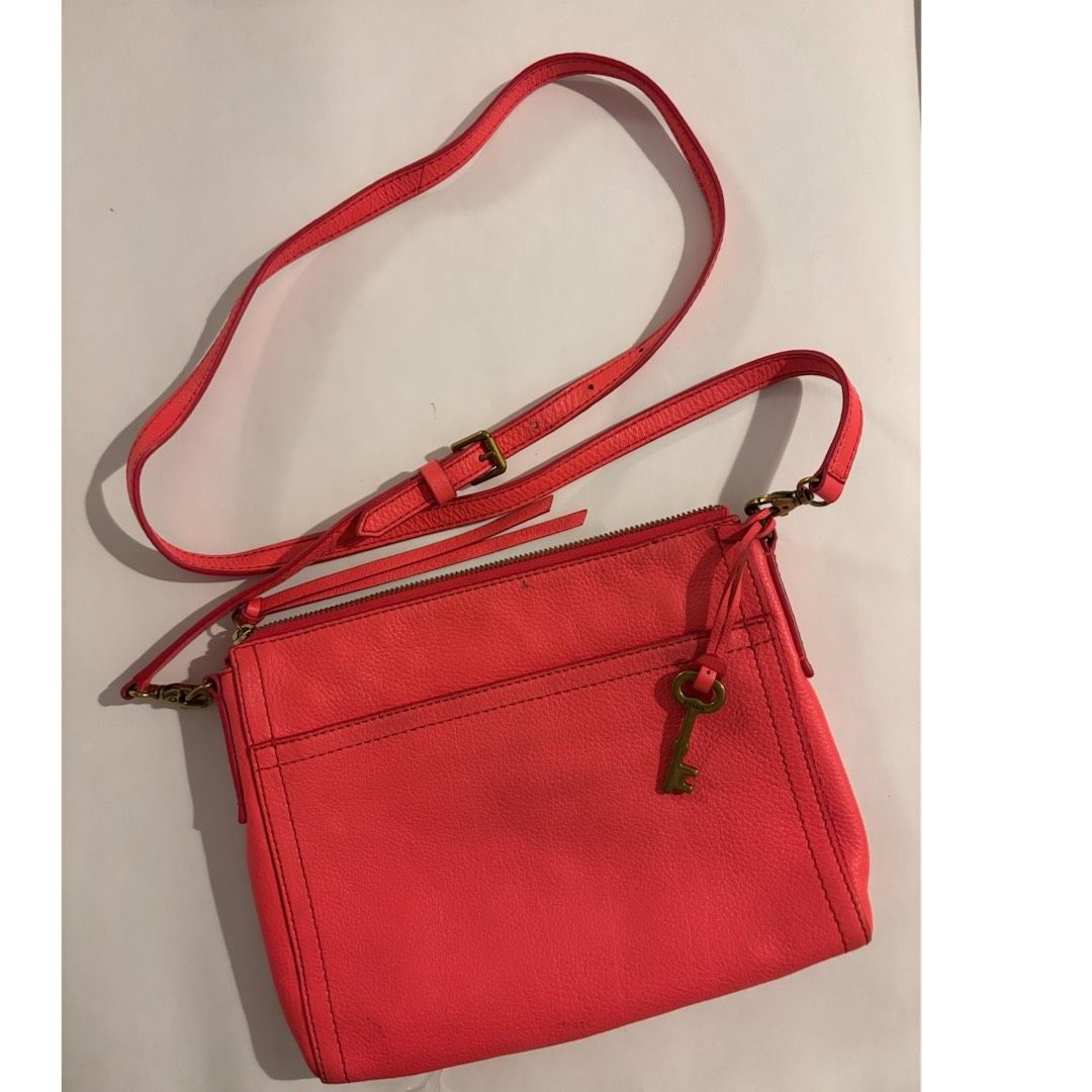 ミエ Fossil Emma Lava Color Pebbled Leather Crossbody w/Attached Key