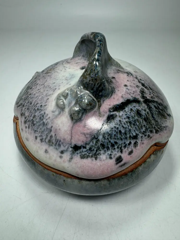 Trinket Box with Lid Signed 4.25" x 3,25"