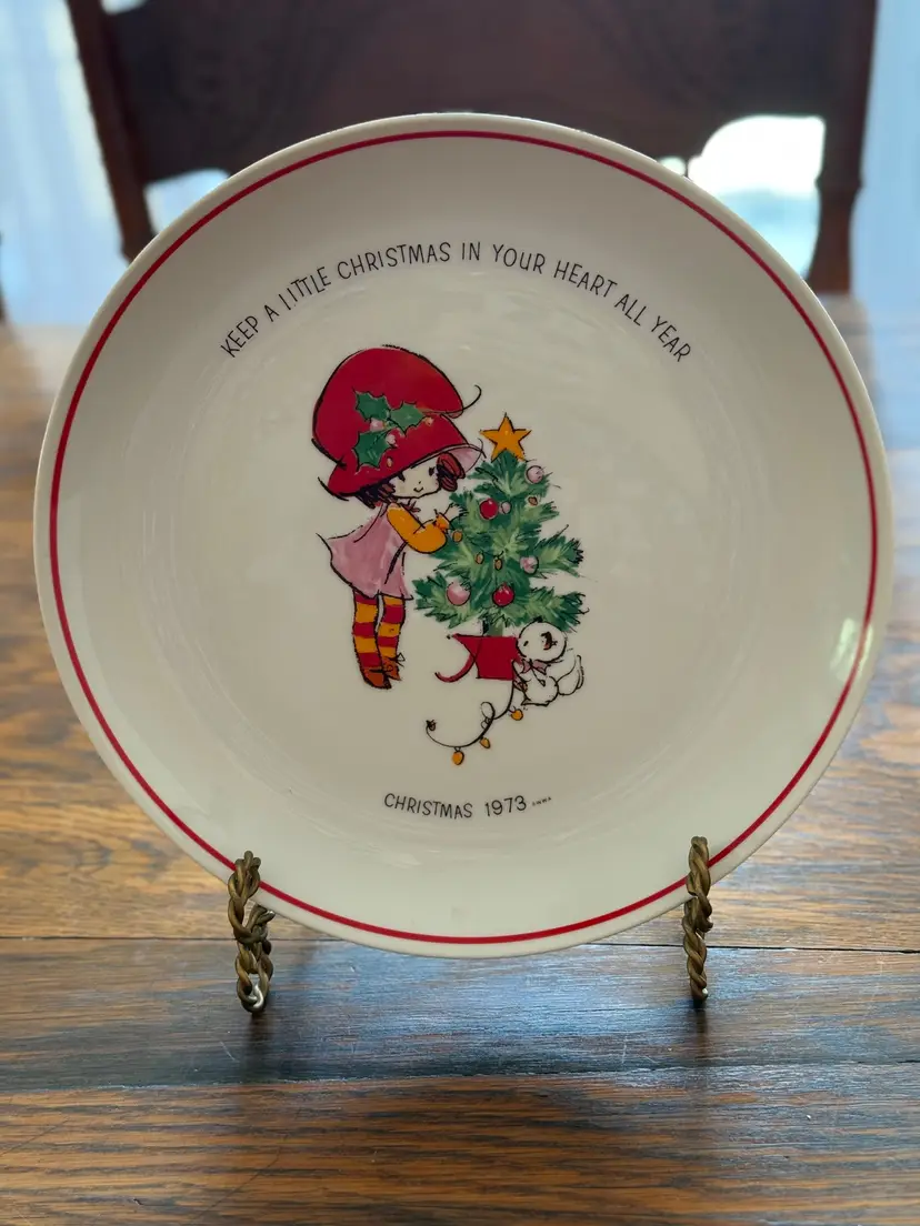 Vintage 1973 Mopsie Christmas Plate – World Wide Arts – “Keep a Little Christmas in Your Heart All Year” – 10.5” Porcelain – Made in Japan