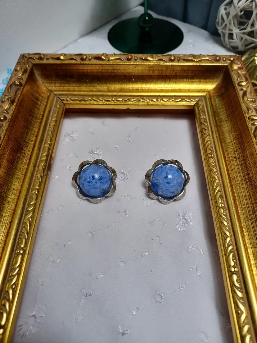 ART blue lucite swirl and silvertone clip-on earring