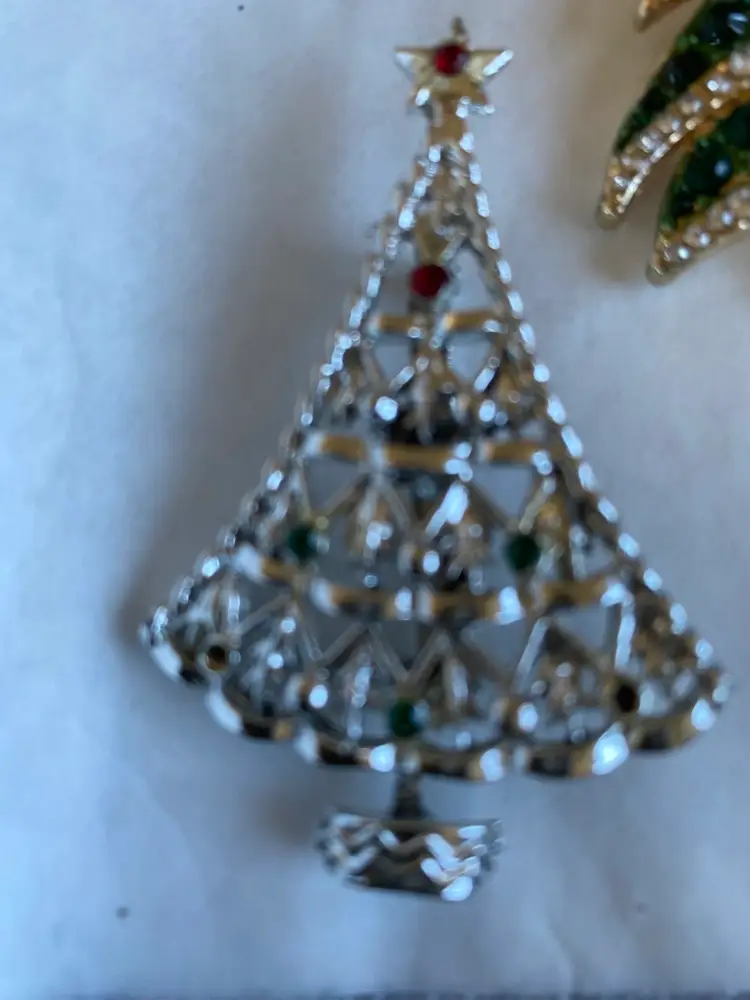 VINTAGE CHRISTMAS TREE BROOCH OR PIN (SILVER TREE WITH RHINESTONES)