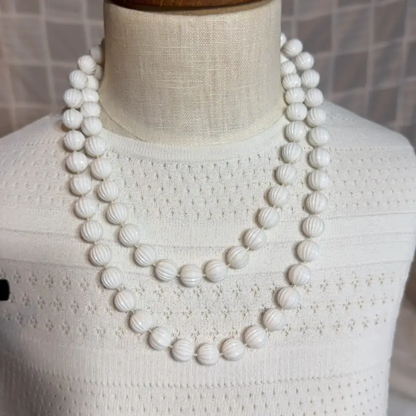 Vintage Sarah Coventry White Acrylic Beaded Necklace
