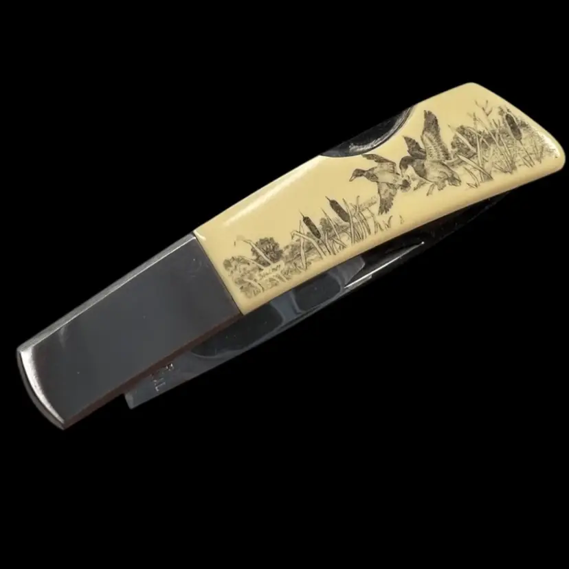 Gerber International Scrimshaw 1 Blade Lockback Vintage Folding Pocket Knife. Gorgeous Scrimshaw Ducks In Marsh Design. White-Paper Colored Micarta Handle. 5-7/8” total length. 2-1/2” blade. 🇺🇸USA Shipping Only. Great Knife For Man Cave,Pocket Knife Collectors, EDC, Father’s Day!