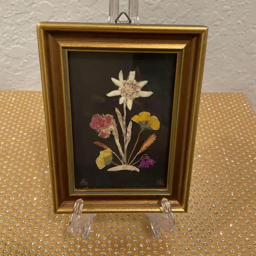 Small Frame W Dried Flowers