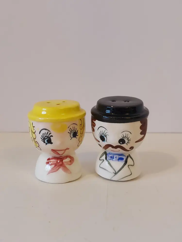 Kitschy Flirty Couple Salt And Pepper Shaker Set