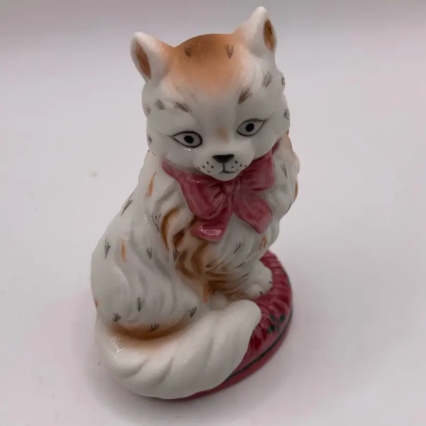 Vintage Franklin Mint Porcelain Cat Figurine On Pillow!  2 1/2” Tall!