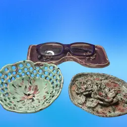 3 Pieces Of Art Studio Handmade Pottery
Made Locally Here In Alabama. First Piece Is An Eyeglass Holder And The Other Two Are Trinket Dishes. I Love The Glaze On All Of Them Is Fantastic!