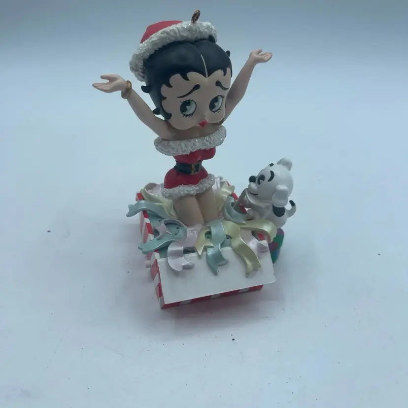 ‘Surprise’ Betty Boop Ornament: Carlton Cards