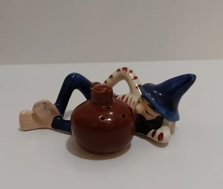 Hillbilly Moonshiner Lazy Daze Salt & Pepper Shaker Set!  Had A Little Too Much Moonshine!