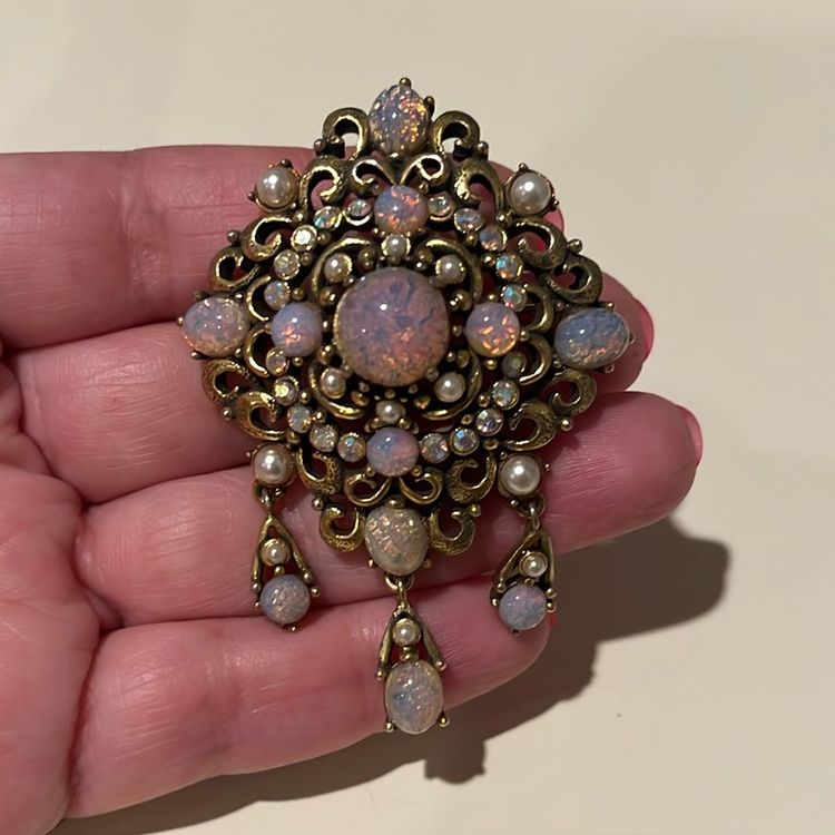 34. HOLLYCRAFT Vintage Gold Tone FIRE OPAL Cabochon Pearl AB Medallion Brooch Pin