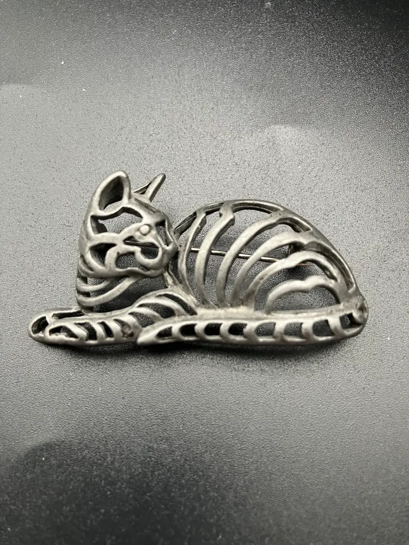 BIN - Vintage Danecraft Pewter Feline Cat Pin brooch 2.125”