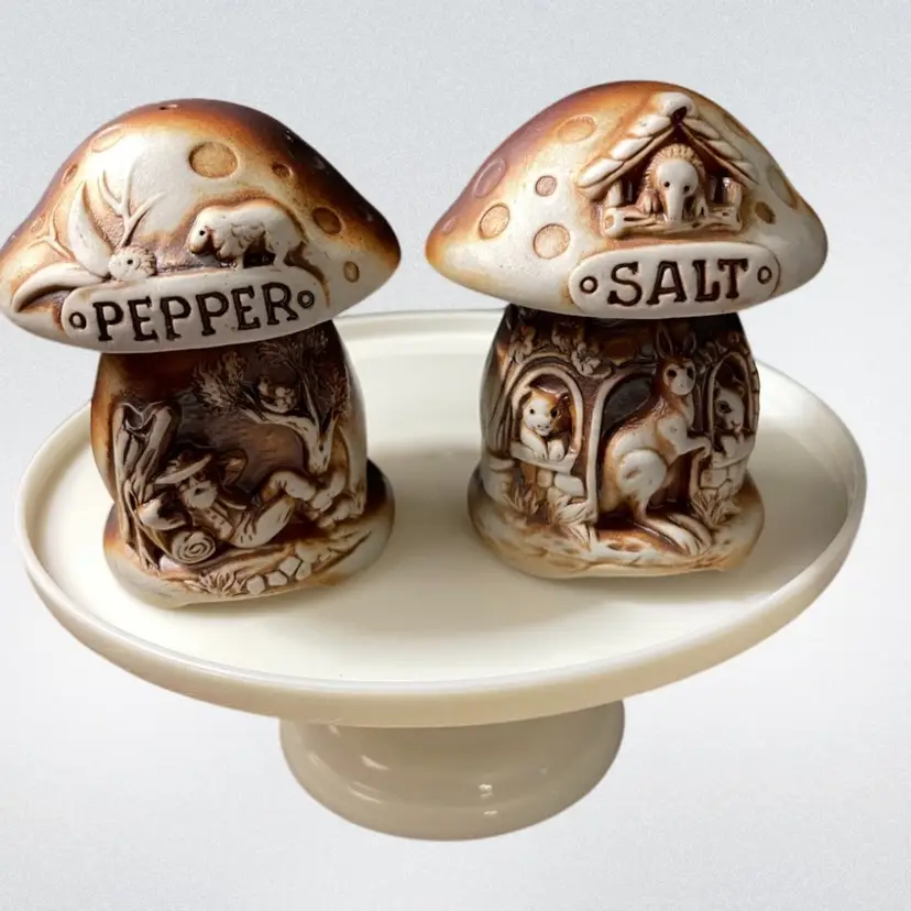 VTG Swagman Pottery Salt & Pepper Shakers Australian Made Very Unique!