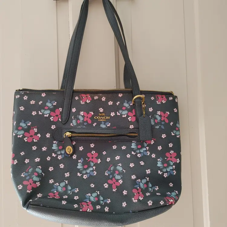 Coach Navy Floral bag. Like new. Creed: C2079-1046