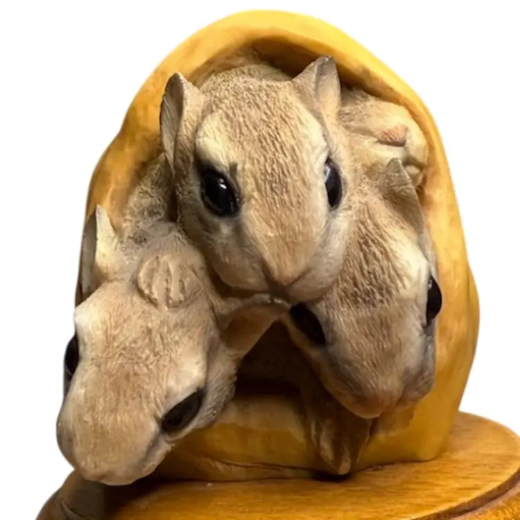 Chipmunk Figurine 2000 Mill Creek Studios “No Vacancy” 4 Chipmunks In A Nutshell 63070
4-3/4” T x 4-1/4” W