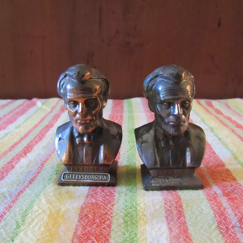 Vtg Pot Metal Abraham Lincoln Bust Salt and Pepper Shakers
