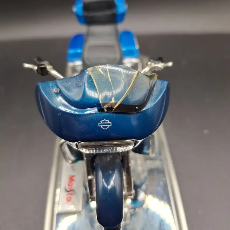 Harley-Davidson 2001 Fltrsef Screamin Eagle Road Glide 1:18 Die Cast Motorcycle