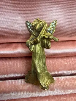 vintage De Nicola gold-tone angel musician brooch playing a violin