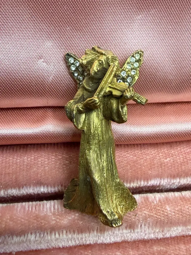 vintage De Nicola gold-tone angel musician brooch playing a violin