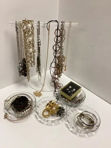 Happy Saturday!  Table/Shelf Shop!  