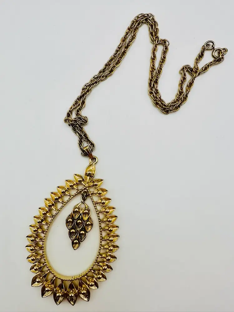 Vintage Sarah Coventry Aloha Pendant Necklace 1974