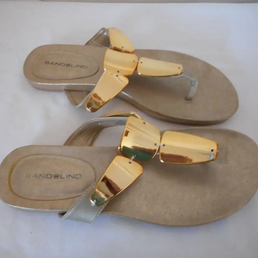 Bandolino Gold accent Flip Flop Sandal 6 M