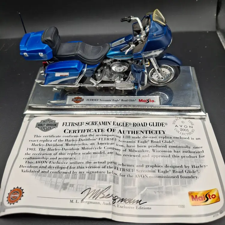 Harley-Davidson 2001 Fltrsef Screamin Eagle Road Glide 1:18 Die Cast Motorcycle