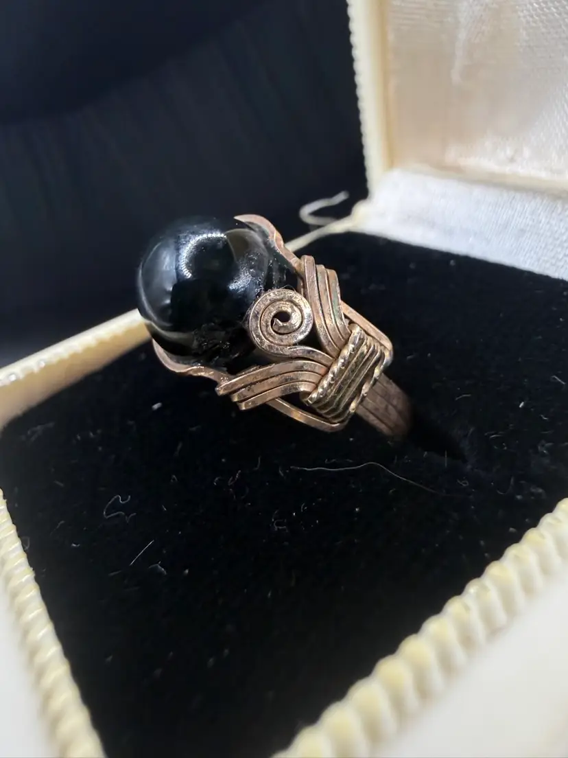 Vintage wire-wrapped ring featuring a black round cabochon gemstone- size 4.5