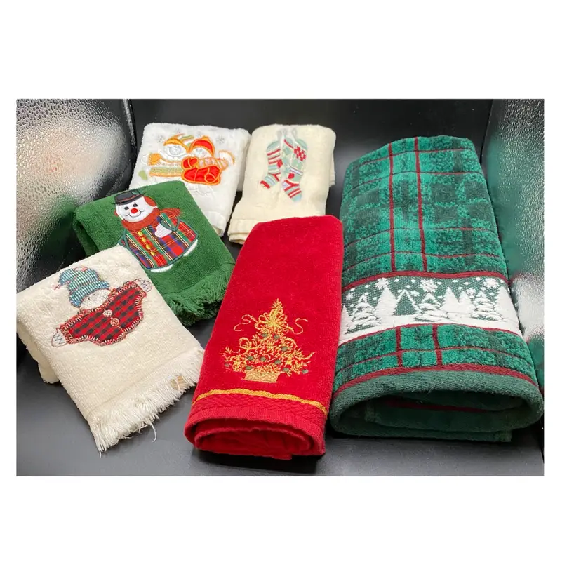 5 Vintage Christmas Tea Towels 16”x11”. 1 Christmas Hand Towel 24”x15”.