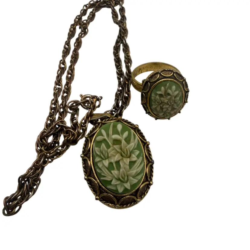 Vintage Vanda Beauty Moon Song Cameo Poison Perfume Necklace Green Carved Flower Pendant And Ring Set