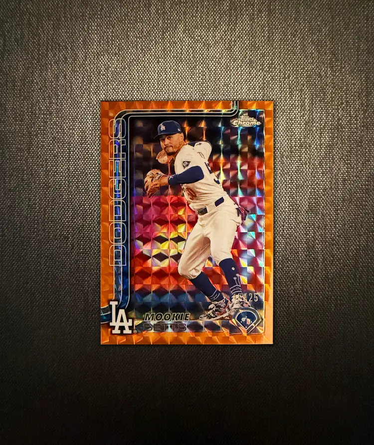 CS4 - Auc-04 / Mookie Betts - 2025 Topps WWE Chrome - Orange Geometric Refractor - 15/25 / #50