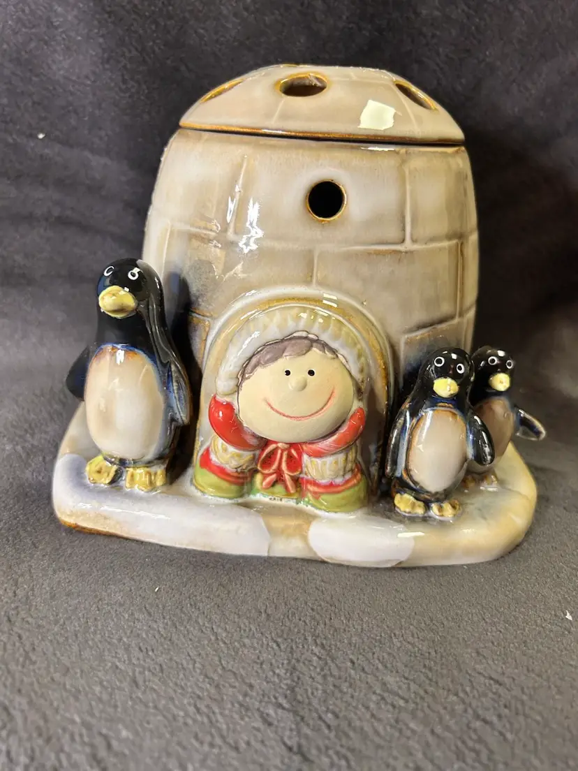 Yankee Candle Igloo Eskimo & Penguins Warmer Discontinued Winter Display Decor