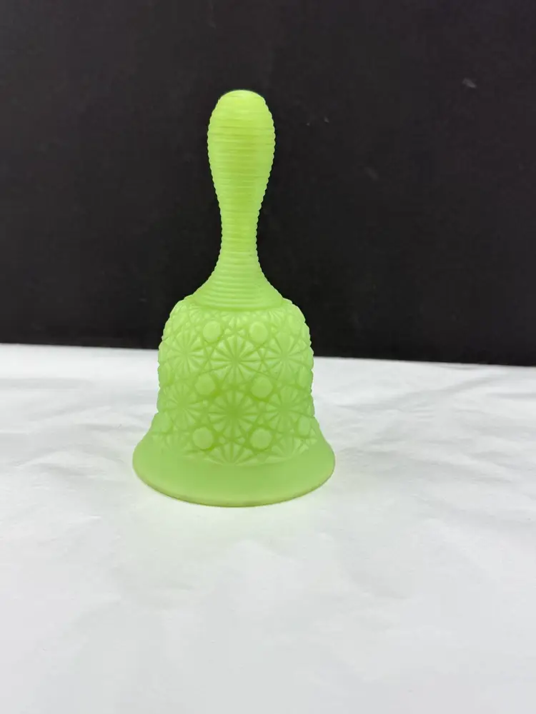 Vintage Fenton Daisy and Button Bell