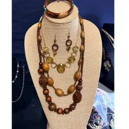 #02 - Wood And Gold Toned 5pc Lot