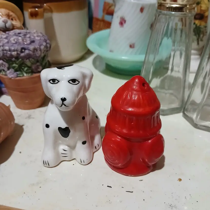 Vintage dog and hydrate shakers