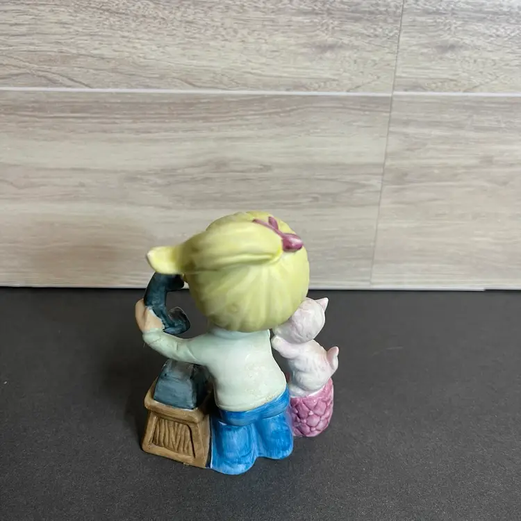 Inv. 6026 Napcoware Girl Failing Phone With Kitten