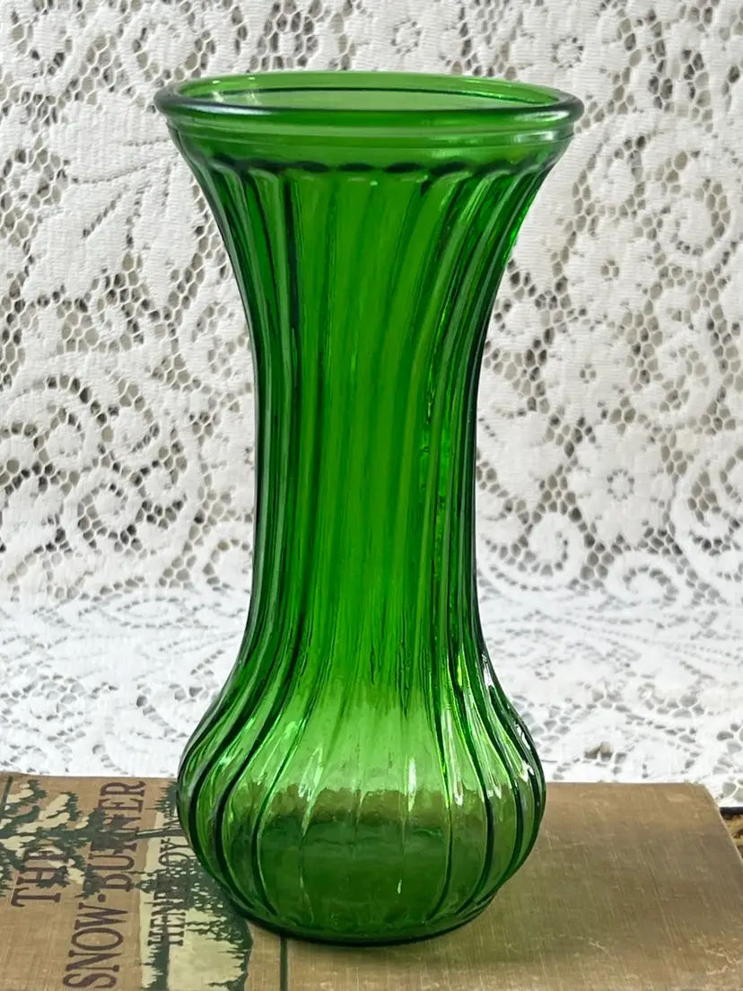 009 Green Hoosier Glass Ribbed Swirl Vase 7.5" X 3.75"