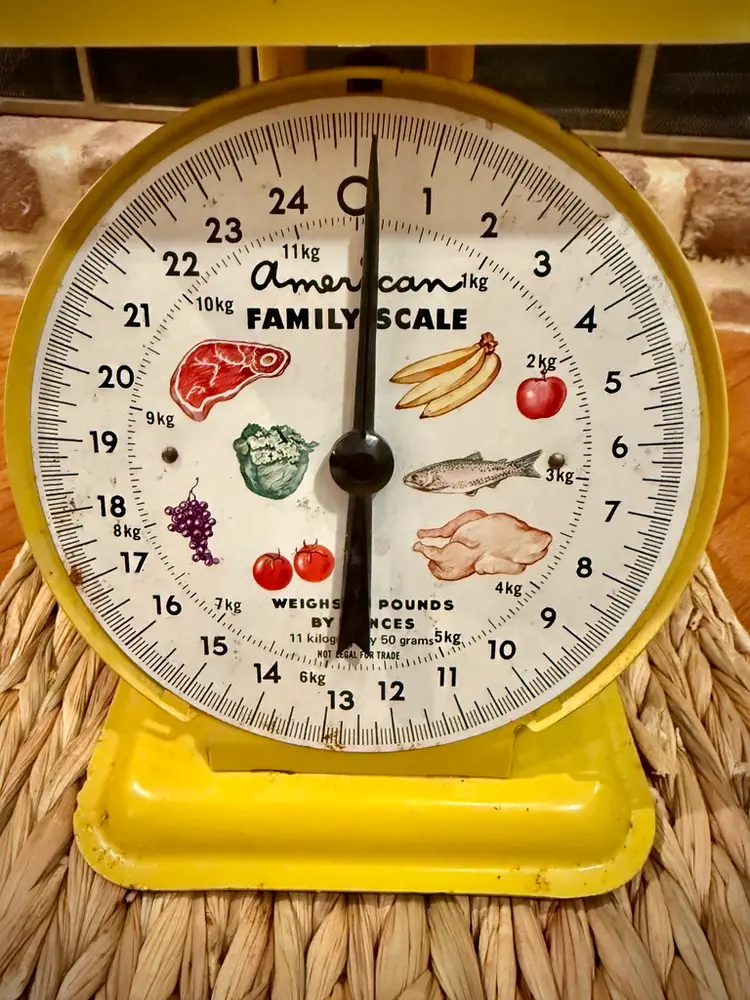 VINTAGE AMERICAN FAMILY SCALE – YELLOW METAL KITCHEN SCALE