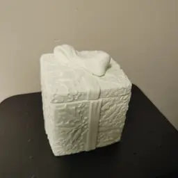 Trinket Box. Looks a present. Great for christmas gifting. No condition issues. 4 inches high including bow.