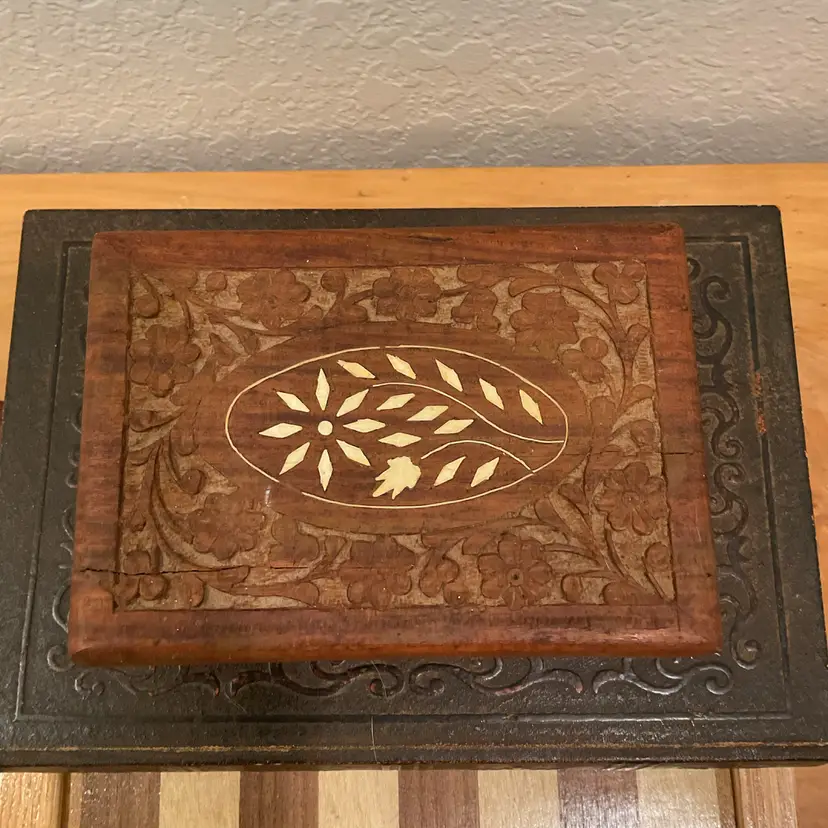 Wood Hand-carved W Floral Inlay Trinket Box