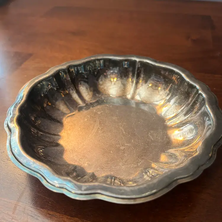 Vintage Oneida silver-plated scalloped rim fluted serving bowl. 5.75”
