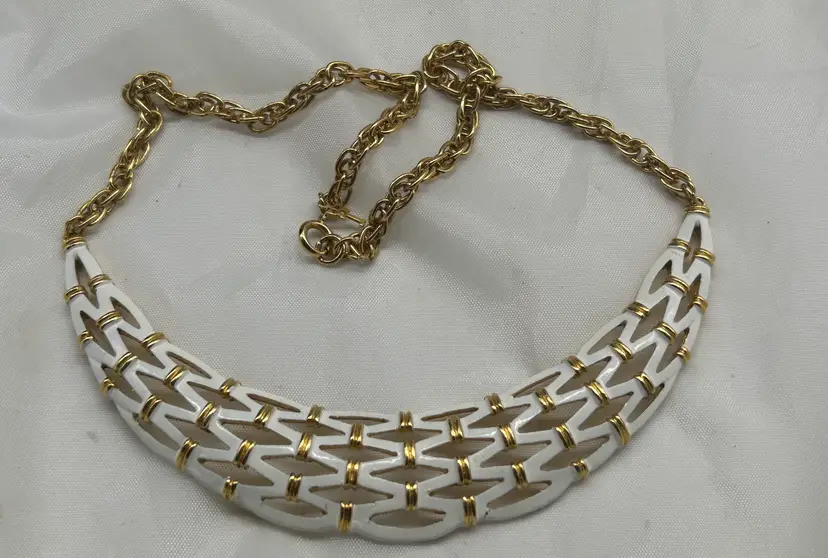 Vintage Crown Trifari Choker Necklace Goldtone Metal White Enamel Basket Weave