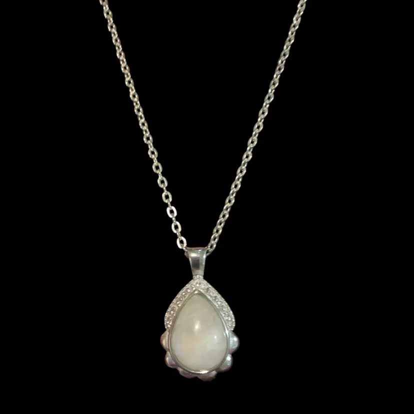 Beautiful Silvertone Rainbow Moonstone Pendant Necklace. Not Signed