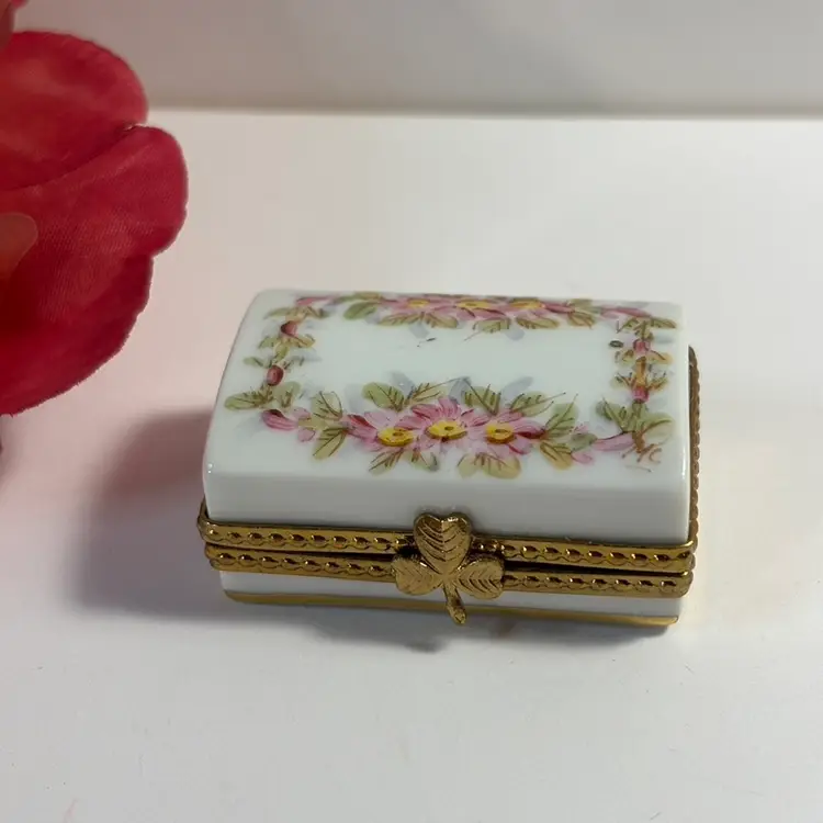 Antique Pill Box White/floral HANDPAINTED porcelain MC PAINT MAIN LIMOGES FRANCE 1920s