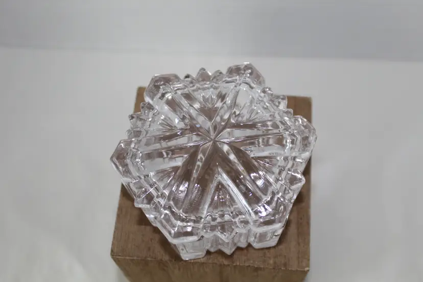 Mikasa "Nature's Song" Snowflake Shaped Covered Crystal Trinket Box 606