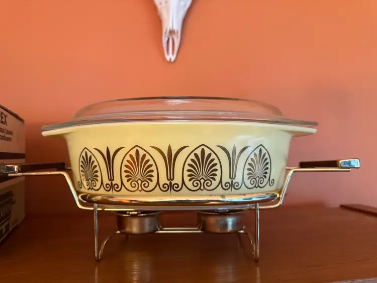 Pyrex Classic Golden Casserole With Cradle Warmer And Box