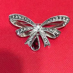 VINTAGE ANTIQUE PIN BROOCH Designer Signed Avon Bow Silver Tone Red Stone